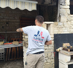 Jérémy LEPIECE rénove une dépendance, reconstruit un mur en moellon