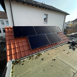 Solarmodule auf Schienensystem Garage