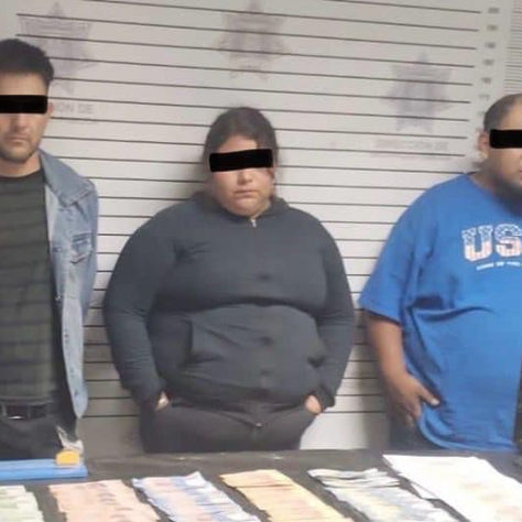 Detienen a tres en posesión de billetes falsos y dósis de droga.