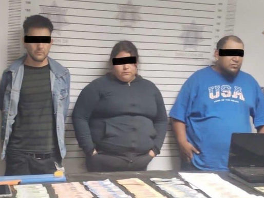 Detienen a tres en posesión de billetes falsos y dósis de droga.