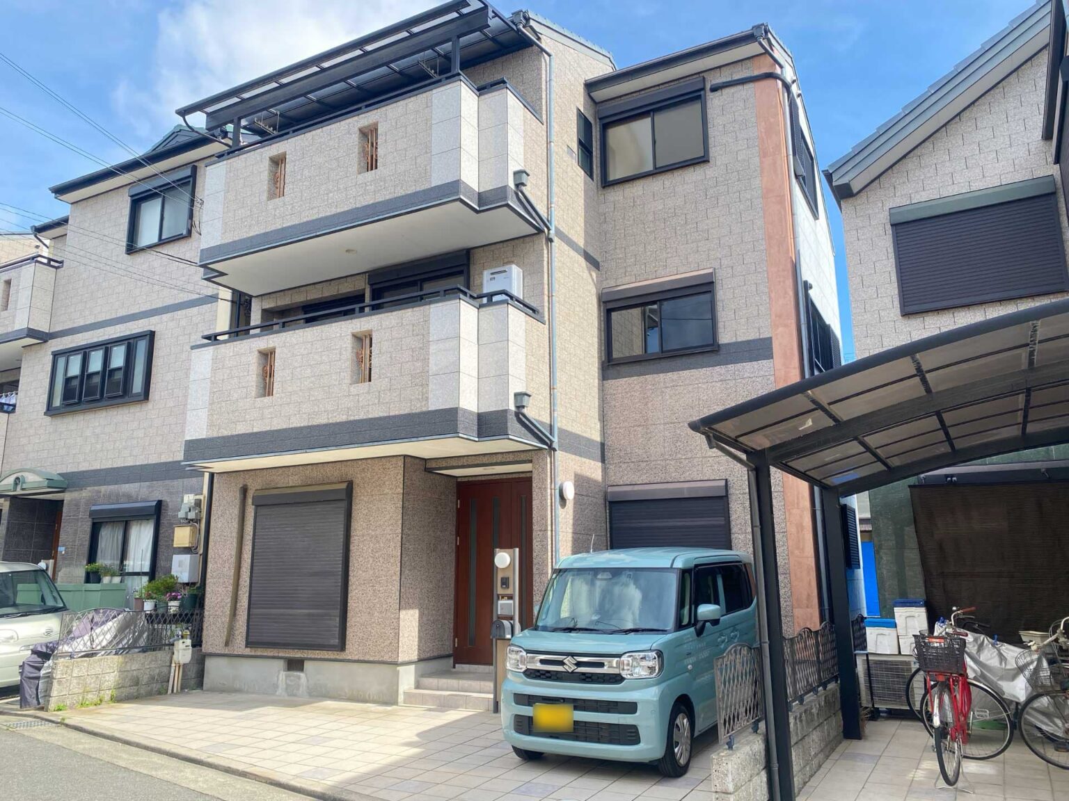 Generous living across 3 floors in Kema — PE-0047