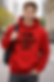 Jeune homme souriant portant un sweat à capuche rouge "TON LOGO ICI"