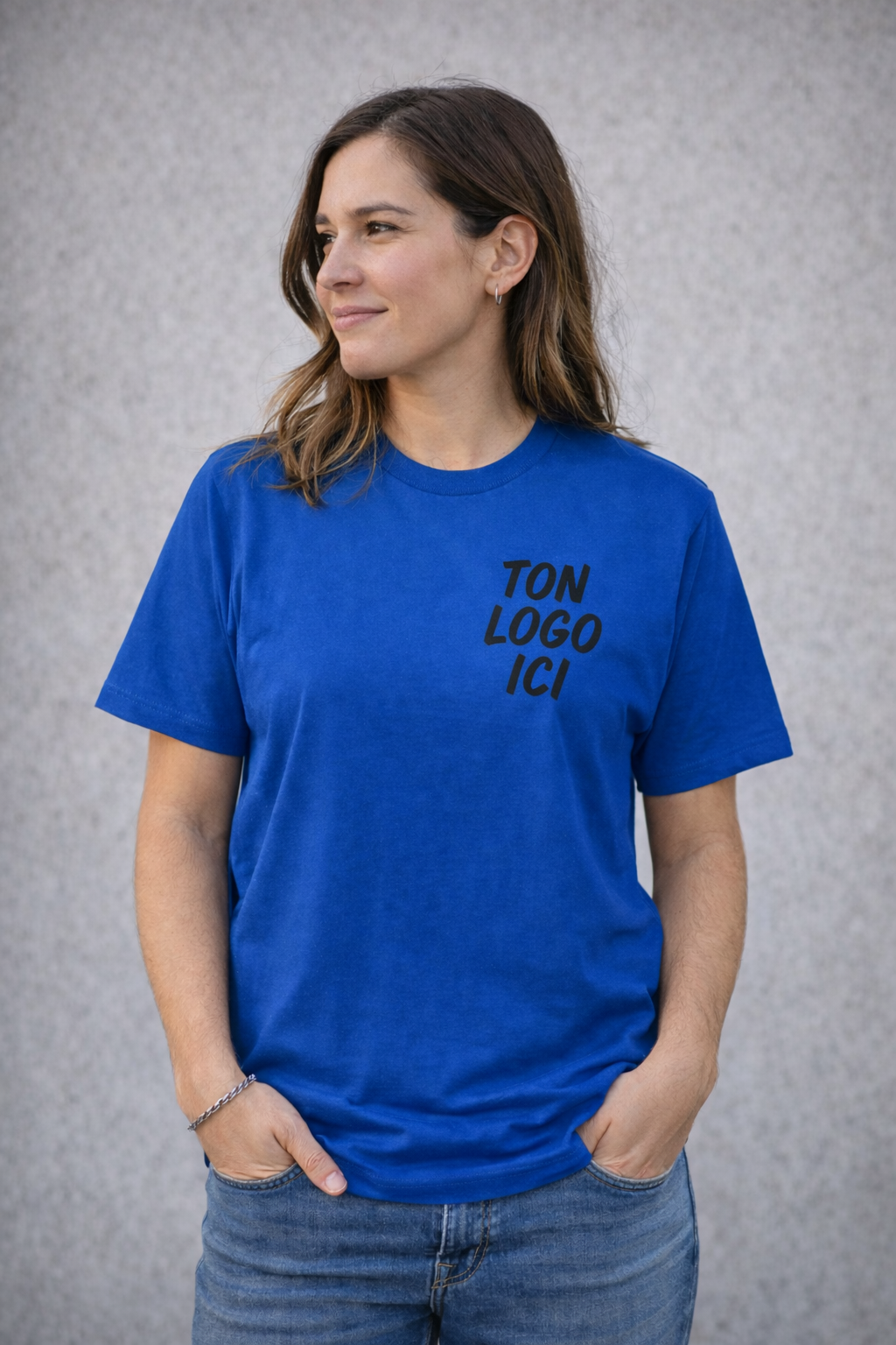 Femme porte t-shirt bleu avec "TON LOGO ICI", personnalisé.