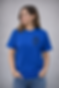 Femme souriante porte t-shirt bleu avec "TON LOGO ICI" sur poitrine.