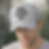 Homme portant une casquette trucker grise avec inscription "TON LOGO ICI" personnalisable.