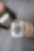 Personne versant du café dans une tasse blanche "TON LOGO ICI".