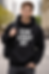 Jeune homme souriant portant un sweat à capuche noir 'TON LOGO ICI'.