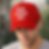 Homme portant une casquette rouge avec TON LOGO ICI pour personnalisation.