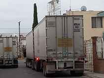 Un foco de inseguridad y libre tránsito provocan traileros al estacionar sus unidades en la calle.