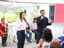 Celebra Luis Nava con mamás comerciantes de San Juan del Río.