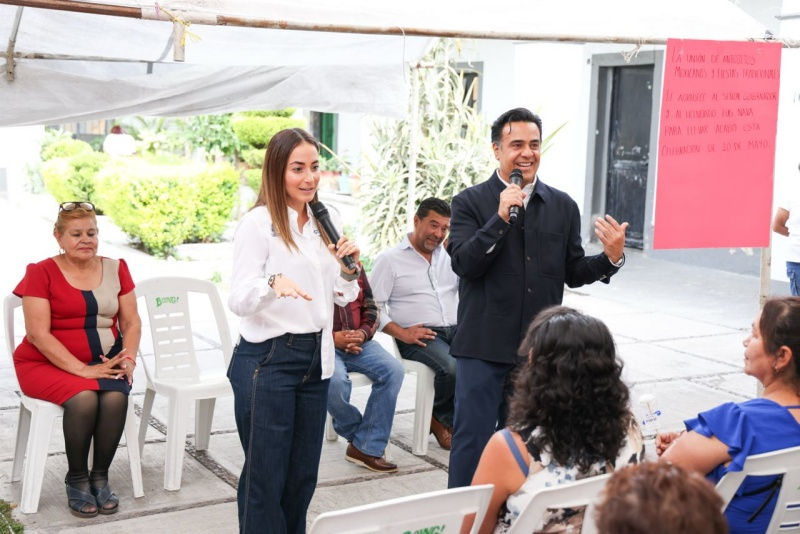Luis Nava, encabezó el festejo del Día de las Madres con mamás comerciantes del Centro Histórico de San Juan del Río.