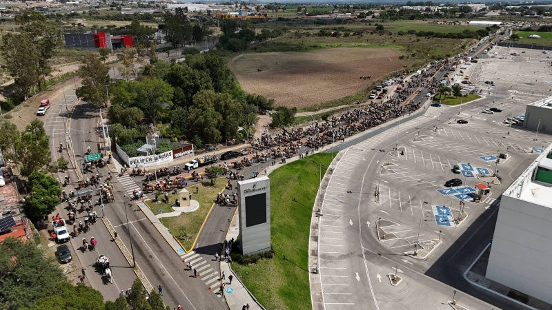 El recorrido inició en boulevard Paseo La Venta, donde las diferentes agrupaciones a caballo, personalidades y bandas se dieron cita para llevar a cabo esta esta tradicional jornada.