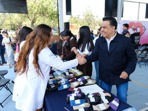 Entrega Luis Nava lentes gratuitos a estudiantes de Huimilpan.