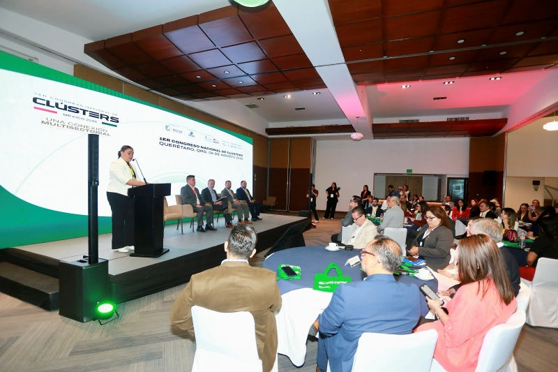 Fabiola Aguilar Martínez presenta en el 1er Congreso Nacional de Clusters en Querétaro, destacando la colaboración de 13 estados en el impulso al sector multisectorial.