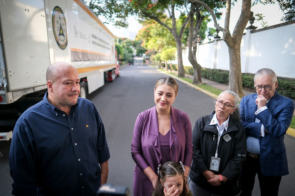 Con el objetivo de colaborar en la cobertura de necesidades básicas de las personas damnificadas tras el paso del huracán Otis, en Acapulco, Guerrero, el Gobernador de Jalisco, Enrique Alfaro, en compañía de la coordinadora del Voluntariado Jalisco, Joanna Santillán, dio el banderazo de salida del primer tráiler con víveres, agua, cobijas, colchonetas, kits de aseo personal, y kits de limpieza para vivienda, exhortando a las y los jaliscienses a sumarse a la causa y hacer sus aportaciones en los centros de acopio autorizados, entre ellos el centro de acopio del DIF Jalisco, ubicado en Avenida Alcalde No.1220, colonia Miraflores, frente a la glorieta de La Normal.