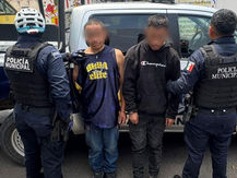Policía municipal detiene a dos hombres tras un violento robo en un comercio.