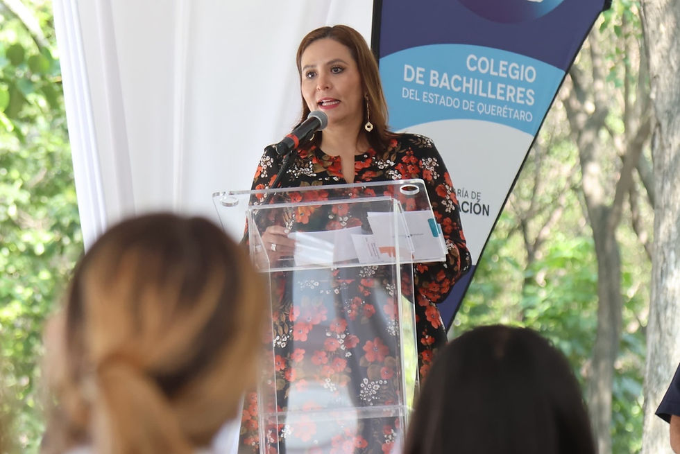 Martha Soto, encabezó la clausura del programa Clubes de Paz del Colegio de Bachilleres de Querétaro.