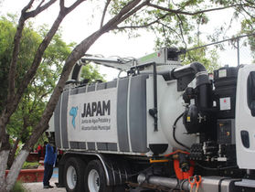 MANTIENE JAPAM LOS TRABAJOS DE DESAZOLVE EN EL MUNICIPIO CON EQUIPO VACTOR.