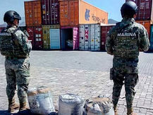Marina asegura tres costales con carbón antracita adicionados con presunta cocaína.