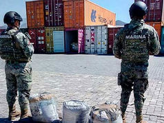 Marina asegura tres costales con carbón antracita adicionados con presunta cocaína.