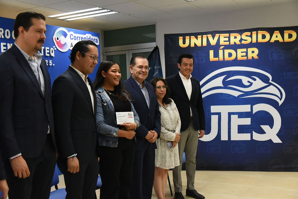 Luis Fernando Pantoja Amaro, encabezó la entrega de becas del programa "Universitario a Paso Firme".