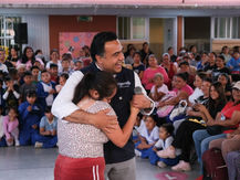 Luis Nava festeja a niñas, niños y mamás de Huimilpan.