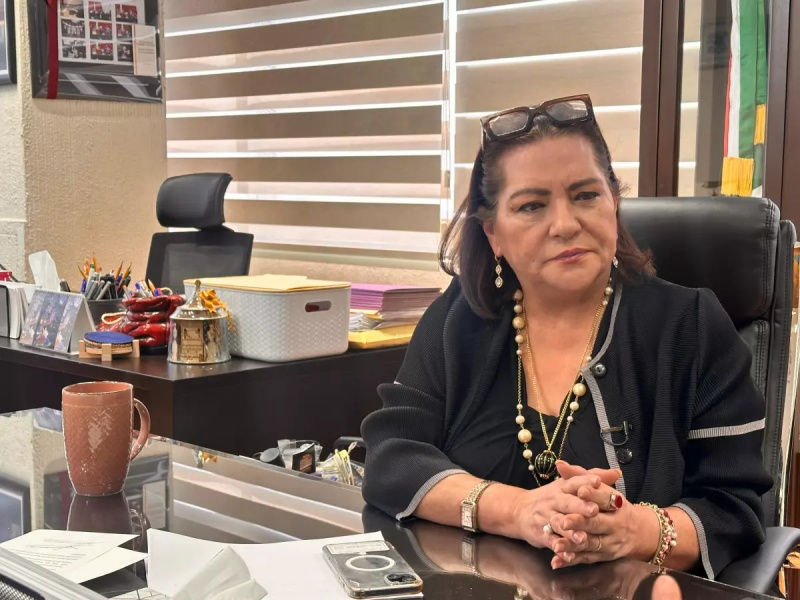 Llamado a la responsabilidad política: Taddei enfatiza la importancia de elegir candidatos cuidadosamente para evitar la infiltración del crimen organizado, en su oficina donde se discuten estrategias y medidas preventivas.