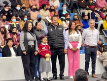 ALCALDE DE SAN JUAN DEL RÍO, ROBERTO CABRERA VALENCIA CONTINUO CON LA ENTREGA DE BECAS ESCOLAR.