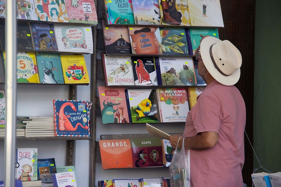 En el caso de la primera convocatoria, podrán presentar sus propuestas escritoras y escritores de cualquier edad que residan en el estado de Querétaro desde hace al menos dos años y que cuenten con uno o más libros impresos publicados por alguna casa editorial, así como las casas editoriales que residan y produzcan su acervo literario en la entidad y que cuenten con uno o más libros impresos publicados.