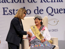LA PRESIDENTA DEL SEDIF CORONA A LA REINA Y REY DE ORO 2025.