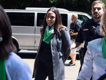 ALEXANDRIA OCASIO-CORTEZ Y VARIOS LEGISLADORES FUERON DETENIDOS EN UNA PROTESTA.