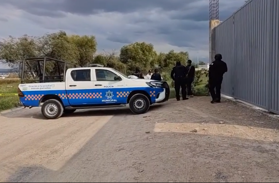 Después de un enfrentamiento entre delincuentes y policías la tarde de ayer en el municipio de San Juan del Río, se llevaron a cabo las investigaciones correspondientes, realizando cateos y logrando el aseguramiento de 14 personas, armas de fuego de grueso calibre, cartuchos útiles, drogas y vehículos con número de serie alterados.