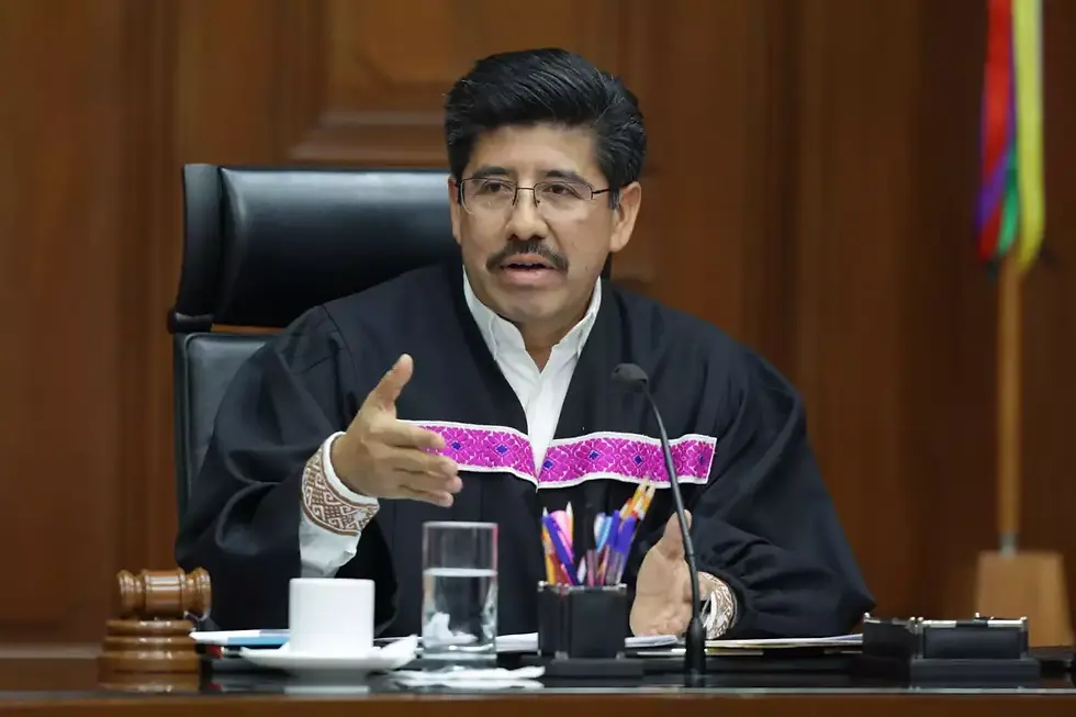 Hugo Aguilar dijo que el incidente ''se ha difundido con mensajes ajenos a la realidad'', siendo real que en vez de actuar como caballero e impedir que la colaboradora no lo hiciera solo se quedó mirándola.