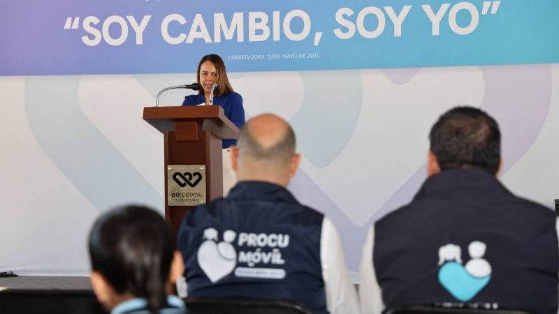 Durante el evento, la autora Andrea Domínguez Castro, explicó los temas que se abordan en el libro.