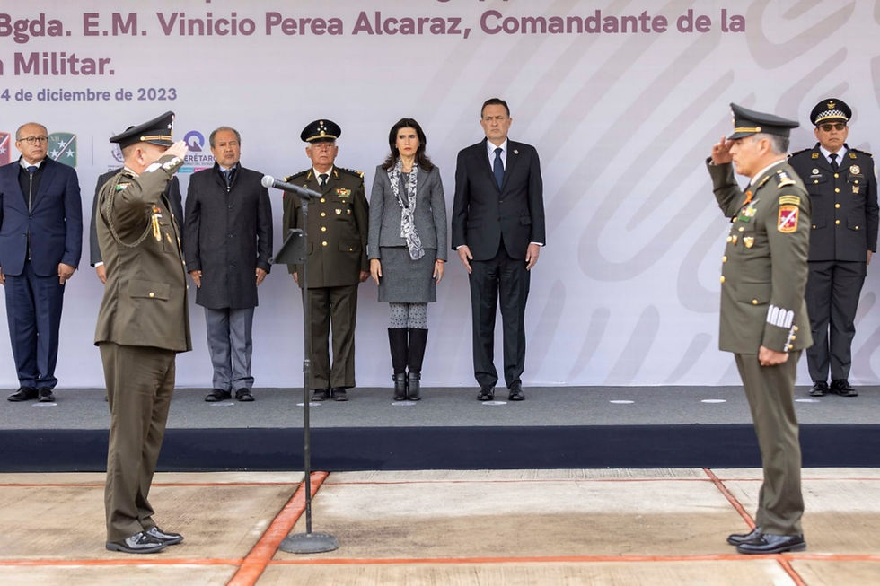 El gobernador, Mauricio Kuri González, asistió a la ceremonia de toma de posesión y protesta de bandera del general de brigada de Estado Mayor, Vinicio Perea Alcaraz, como comandante de la XVII Zona Militar, jerarquía que asumió desde el pasado 1 de diciembre. El acto se llevó a cabo en la explanada del Cuartel General y fue encabezada por el general de División de Estado Mayor, Enrique Covarrubias López, comandante de la XII Región Militar.