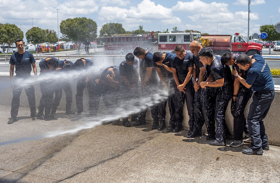 La Secretaria también reconoció el esfuerzo y dedicación de 14 hombres y mujeres que se graduaron de la Academia de Bomberos de Querétaro, al tiempo de extender su agradecimiento a cada elemento de la corporación, a quienes dijo que, gracias a su intervención oportuna, se marca la diferencia entre la vida y la muerte.