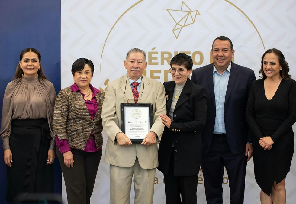 El alcalde Roberto Cabrera entrega un reconocimiento a destacados profesionales del sector salud, honrando su labor humana y digna.