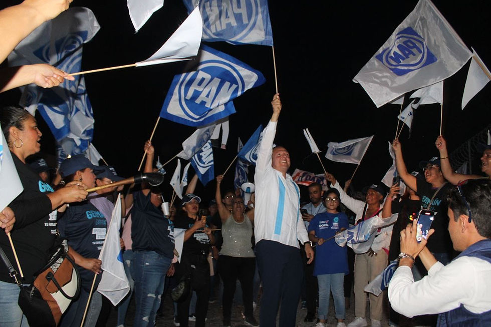 Al finalizar el encuentro electoral entre los tres candidatos a la diputación federal, firmaron el compromiso ante las autoridades del INE y la Universidad Autónoma de Querétaro, con lo cual darán seguimiento a este proceso de campaña federal.