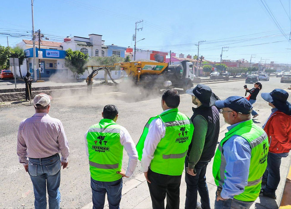 El secretario de Servicios Públicos explicó que el bacheo caliente consiste en limpiar alrededor del bache, para posteriormente poner una liga y continuar con la efusión asfáltica y finalizar con un sellado, que servirá para compactar el material. Detalló que el bacheo caliente tiene la función de sellado, por lo que es resistente a las corrientes de agua pluvial.