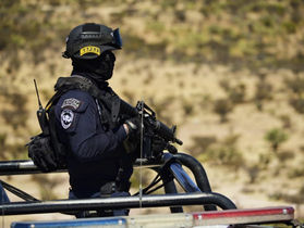 En cateo, SSP y FGR aseguran cartuchería, cargadores para armas de fuego y droga en un domicilio de 