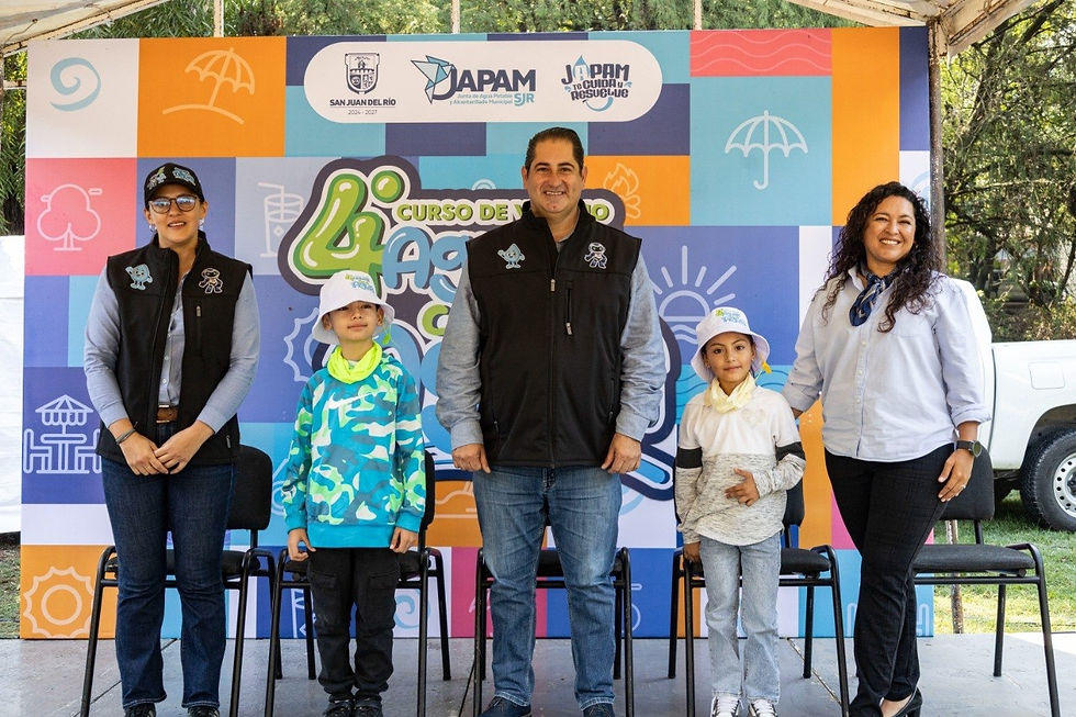 Toño Pérez junto a habitantes de San Juan del Río en un evento del organismo local de agua, destacando la gestión directa de recursos hídricos para la comunidad.
