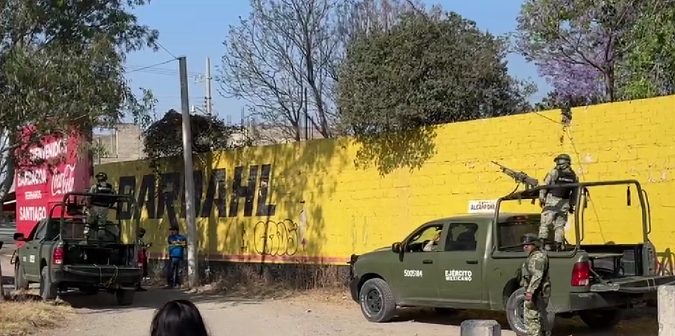 Asimismo, al lugar llegaron elementos de Policía Investigadora Ministerial de la FGEQ, elementos del Ejército Mexicano en apoyo para las primeras indagatorias del caso, determinando que los jóvenes presentaban huellas de tortura, amarrados y con varios impactos de bala no dando cantidad.