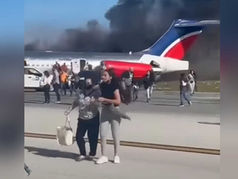 UN AVIÓN ENVUELTO EN LLAMAS ATERRIZA EN EL AEROPUERTO DE MIAMI.
