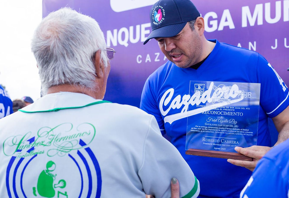 Arrancó la Liga Municipal de Béisbol de San Juan del Río, evento encabezado por el presidente municipal, Roberto Cabrera Valencia, lo anterior en el campo de la comunidad de Cazadero de esta demarcación, donde también se rindió homenaje a los sobrevivientes del equipo Gavilanes, fundado en 1963.