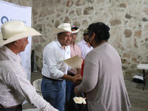 SEDEA ENTREGA APOYOS A PRODUCTORES DE LA VALLA.
