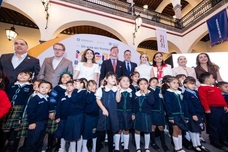 Celebración en Querétaro del lanzamiento de una iniciativa educativa inclusiva, con la presencia del Príncipe Louis de Luxemburgo y un grupo de estudiantes y docentes.