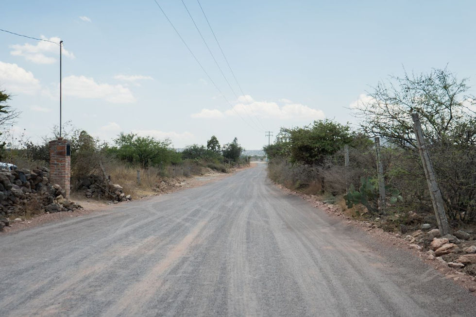 Con una inversión de más de 1.7 millones de pesos, el Gobierno Municipal lleva a cabo la rehabilitación con tepetate compactado del camino a Rancho El Colorado.