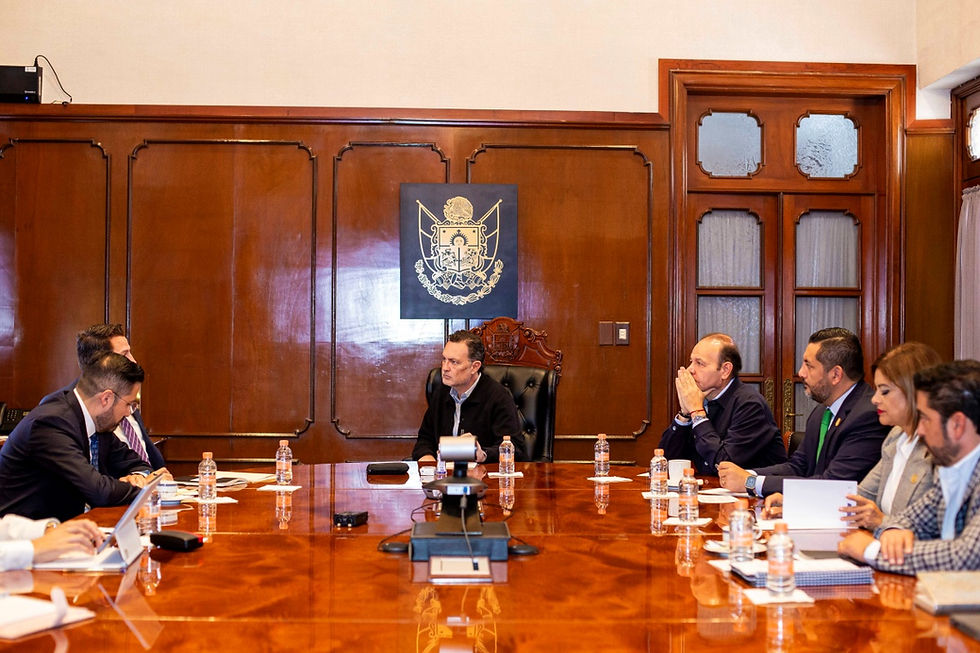 El titular del Poder Ejecutivo estatal, Mauricio Kuri González, recibió en Palacio de Gobierno al director general de Vinculación de la Secretaría de Infraestructura, Comunicaciones y Transportes (SICT), Néstor Núñez López; y al director ejecutivo de Vinculación con Gobiernos Locales de la misma dependencia, Leopoldo Ortega Ortuño, con quienes dialogó sobre el proyecto del Tren México - Querétaro, y las acciones a realizar en conjunto a fin de agilizar los trabajos para la construcción de los tramos para la línea de transporte.