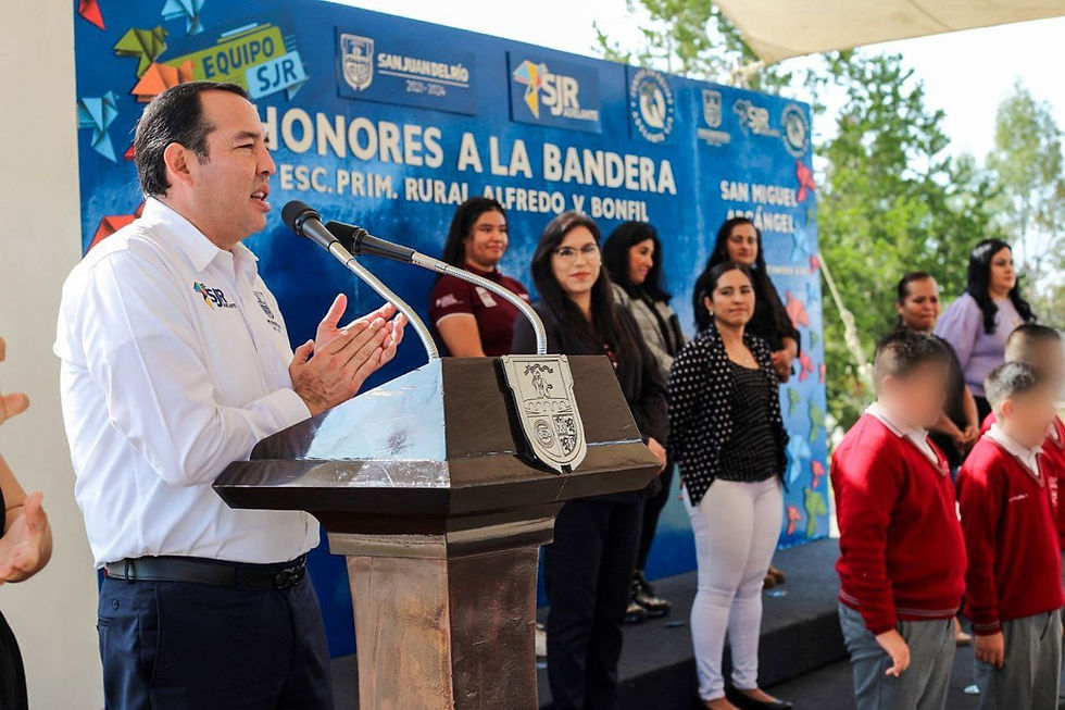 El presidente municipal de San Juan del Río, Roberto Cabrera Valencia, encabezó la ceremonia de honores a la Bandera en la escuela primaria Alfredo V. Bonfil, ubicada en la comunidad de San Miguel Arcángel, donde anunció la construcción de una techumbre para este centro educativo en beneficio de la comunidad escolar.