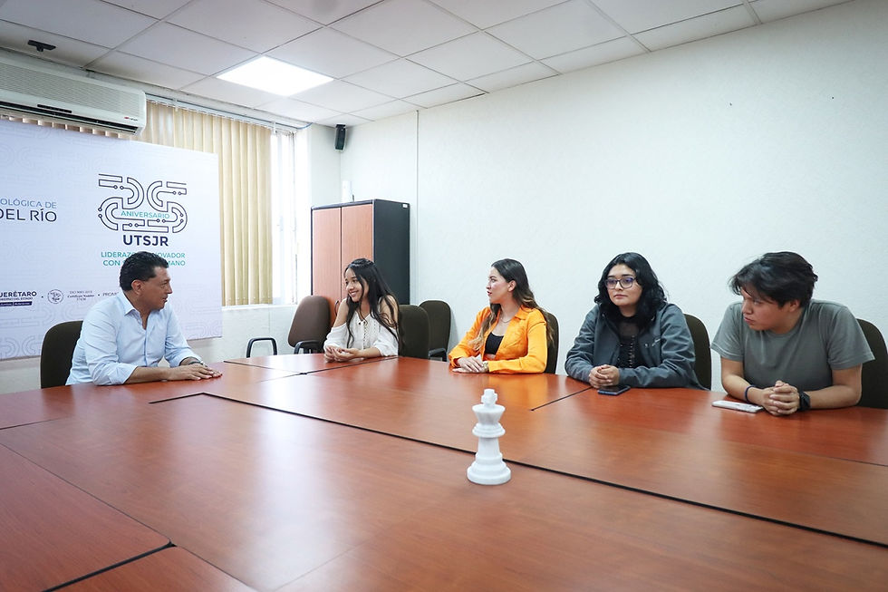 Al reunirse con las y los becarios, el rector de la UTSJR, Fernando Ferrusca Ortiz destacó que la movilidad internacional es una de las estrategias prioritarias en la institución, pues permite construir redes, interactuar y trabajar con pares en el mundo para facilitar a las y los alumnos la obtención de competencias internacionales e interculturales que aumentan su desarrollo personal y profesional.